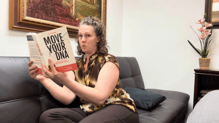 Reading with good neck posture: simple tutorial to protect your neck and shoulders